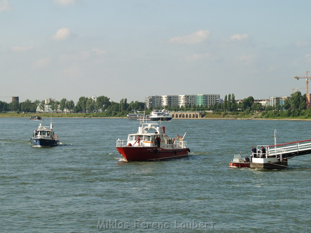 Einsatz Loeschboot und Rettungsboot Koeln Muelheim  P10.JPG